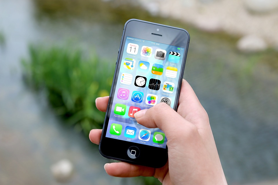 Dakota Electric Association | Dakota Electric Outage App | Image of woman holding phone
