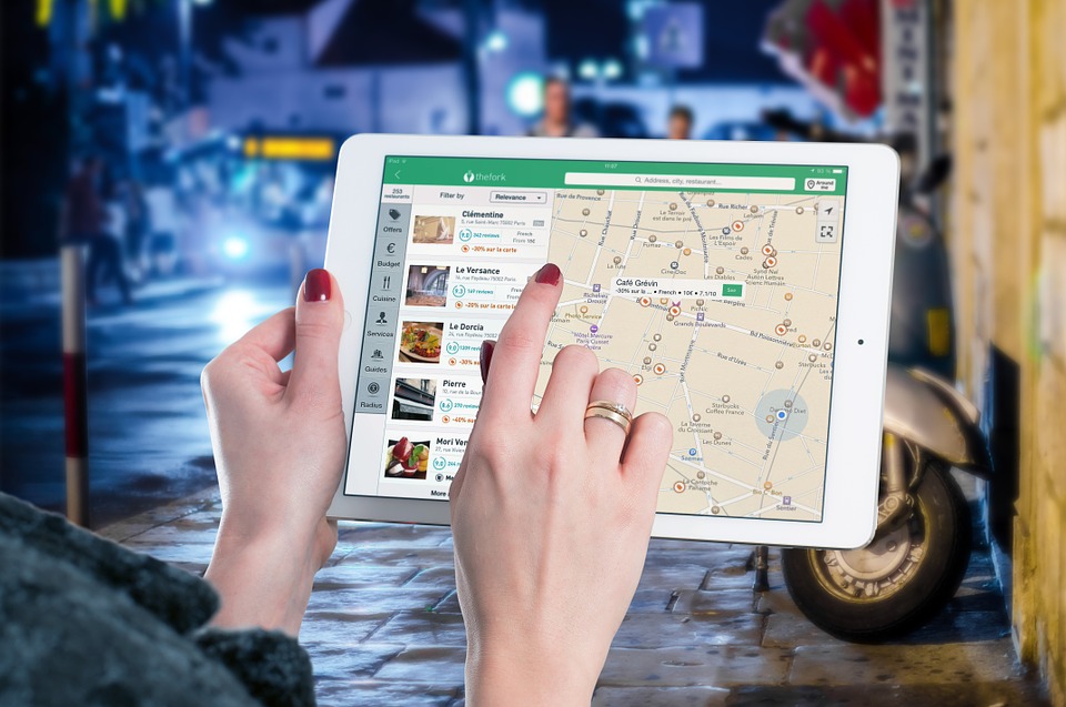 Dakota Electric Association | View Outage Map | Image of woman using Google Maps